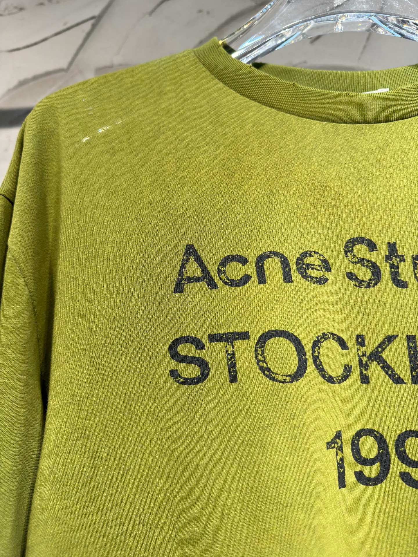The highest version of Acne Studios long-sleeved Series distressed, dirty and mud-dyed long-sleeved T-shirts. The long-sleeved T-shirts with stir-fried colors and distressed edges are not picky. The snowflake cotton fabric feels soft and smooth and is not easy to wash. The fabric has been processed so it is sturdier than the quality ones in the counter. It can be used as sun protection clothing in summer. The same fabric as the original one is relatively thin. The feel and count are in place. The fried yellowing effect is cool. The printing effect is also in place. Details are online for comparison. 1 color four codes #long sleeve t-shirt # #acne Color: White, Black, Light Blue, Light Pink, Purple, Green Size: S M LXL